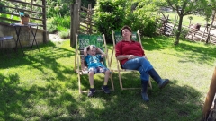 Clemens und Oma machen Rast