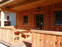 Überdachte Terrasse aus Holz